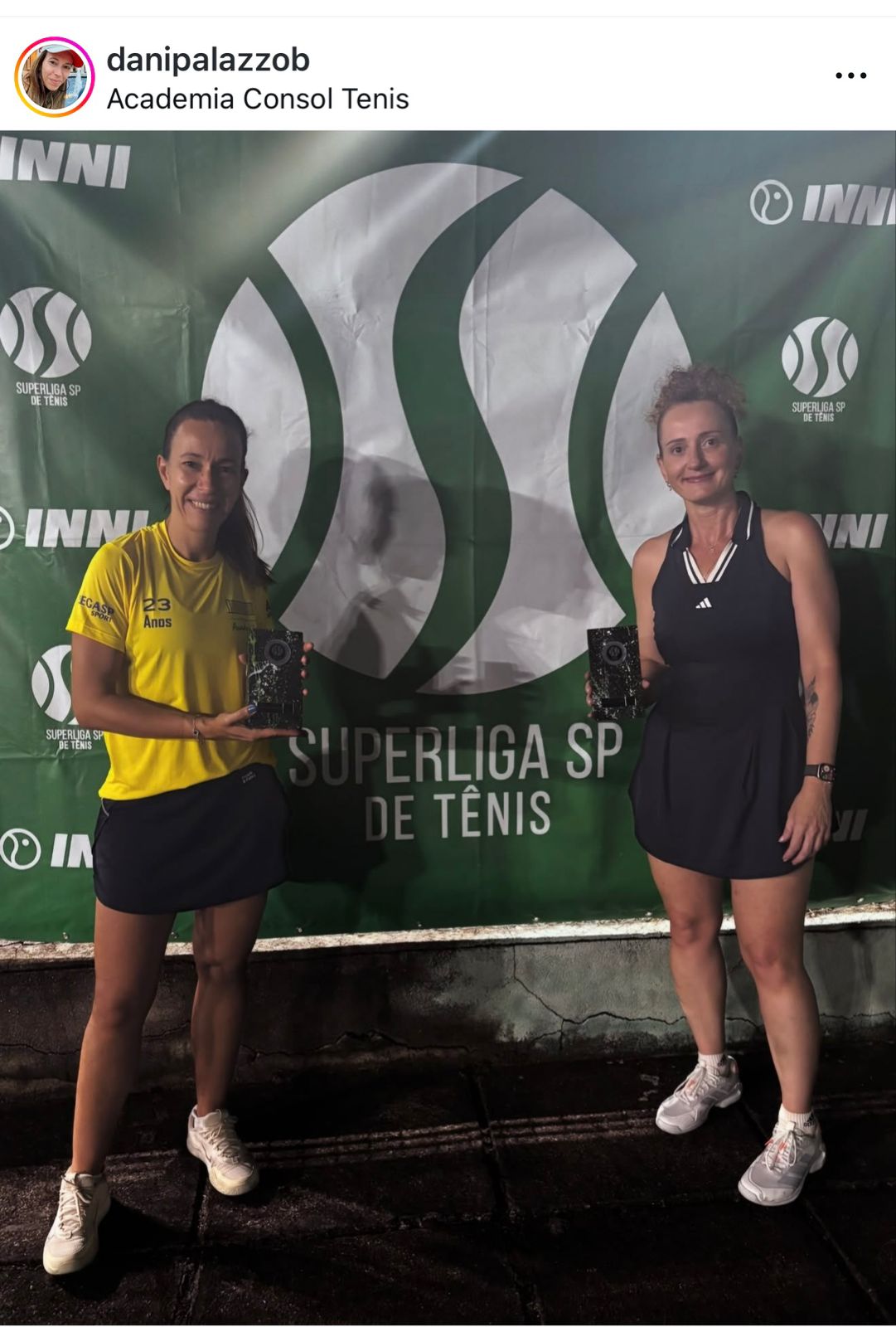 Aluna com troféu na Superliga SP de Tênis